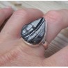 Zilveren ring gezet met druppelvorm Shungiet 19.3 mm