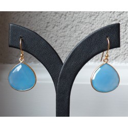 Vergulde zilveren bezel oorbellen met briolet blauw Chalcedoon