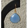 Vergulde zilveren bezel oorbellen met briolet blauw Chalcedoon