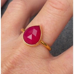 Vergulde ring met druppelvorm facet fuchsia Chalcedoon 18.5 mm