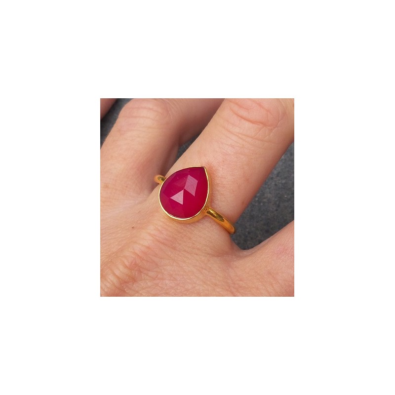 Vergulde ring met druppelvorm facet fuchsia Chalcedoon 18.5 mm