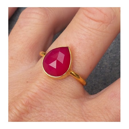Vergulde ring met druppelvorm facet fuchsia Chalcedoon 18.5 mm