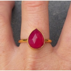Vergulde ring met druppelvorm facet fuchsia Chalcedoon 18.5 mm
