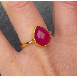 Vergulde ring met druppelvorm facet fuchsia Chalcedoon 18.5 mm
