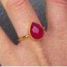 Vergulde ring met druppelvorm facet fuchsia Chalcedoon 18.5 mm