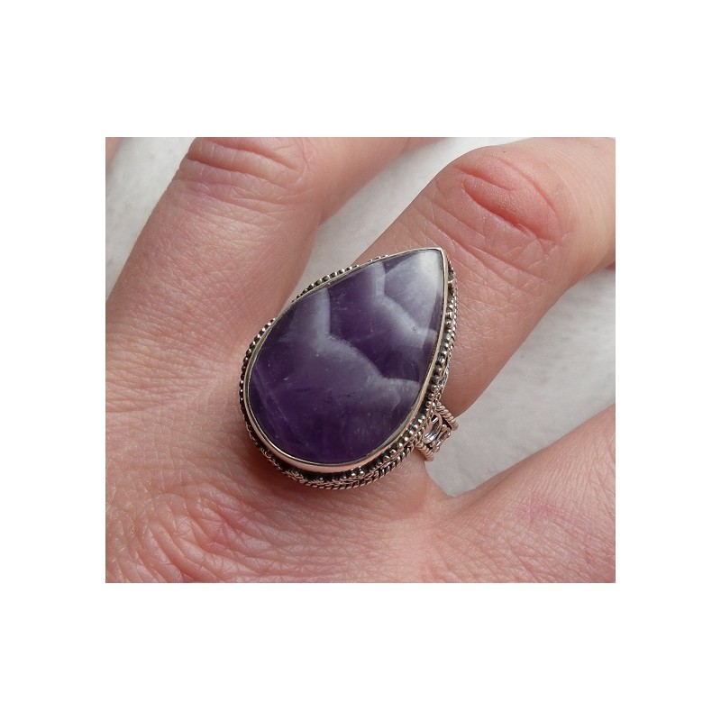 Zilveren ring Chevron Amethist en bewerkte setting 18 mm