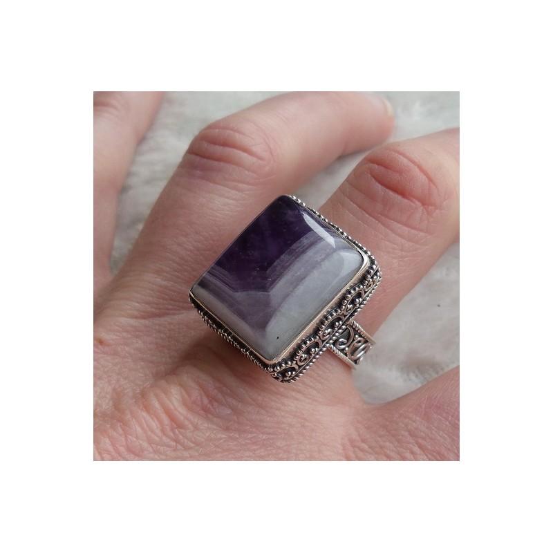 Zilveren ring Chevron Amethist en bewerkte setting 19 mm
