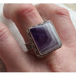 Zilveren ring Chevron Amethist en bewerkte setting 19 mm