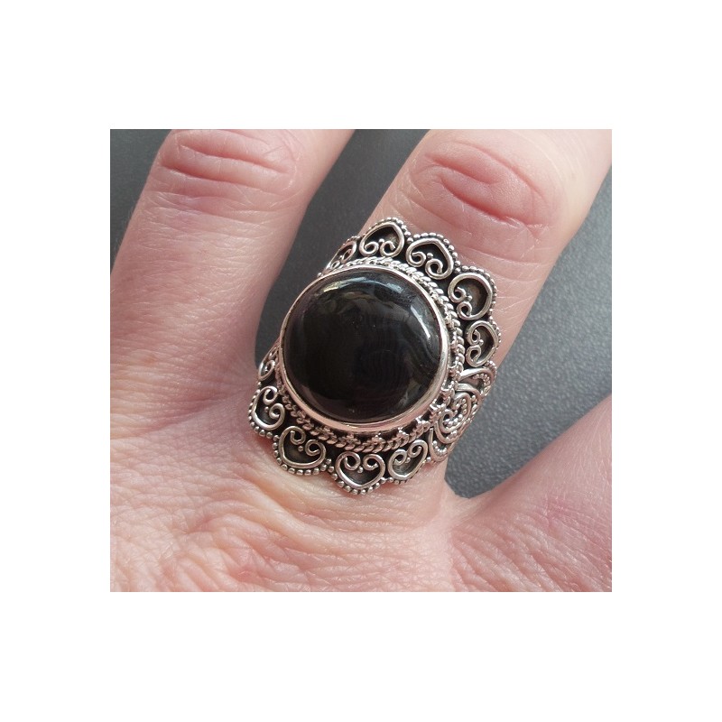 Zilveren ring gezet met Psilomelaan met bewerkte kop 18.5 mm