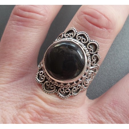 Zilveren ring gezet met Psilomelaan met bewerkte kop 18.5 mm