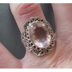 Zilveren ring met facet Rozenkwarts en bewerkte kop 17 mm