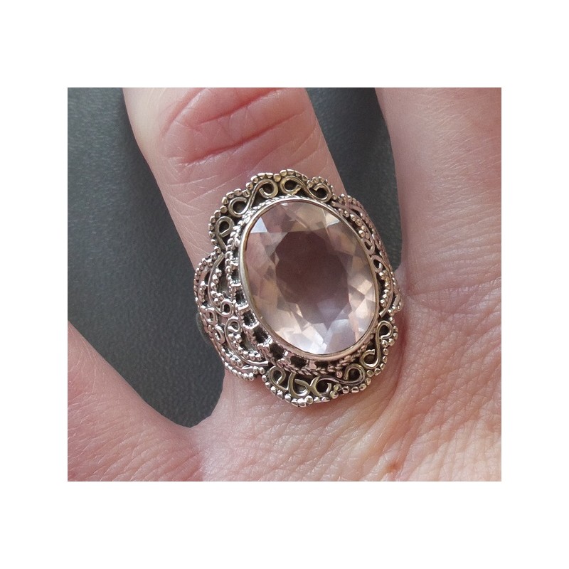 Zilveren ring met facet Rozenkwarts en bewerkte kop 17 mm