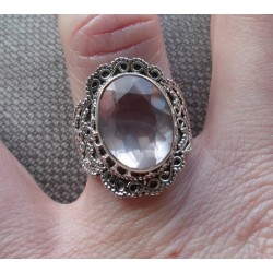 Zilveren ring met facet Rozenkwarts en bewerkte kop 17 mm