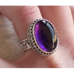 Zilveren ring cabochon Amethist gezet in bewerkte setting 17 mm