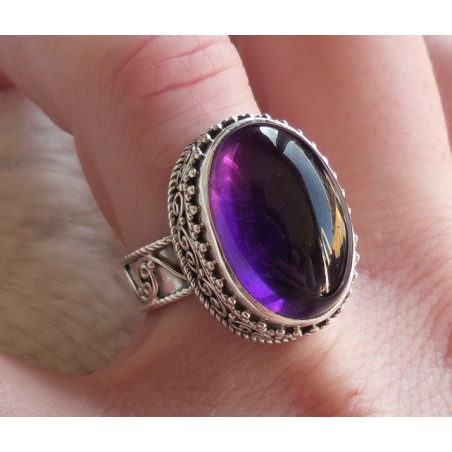 Zilveren ring cabochon Amethist gezet in bewerkte setting 17 mm