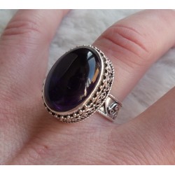 Zilveren ring cabochon Amethist gezet in bewerkte setting 17 mm