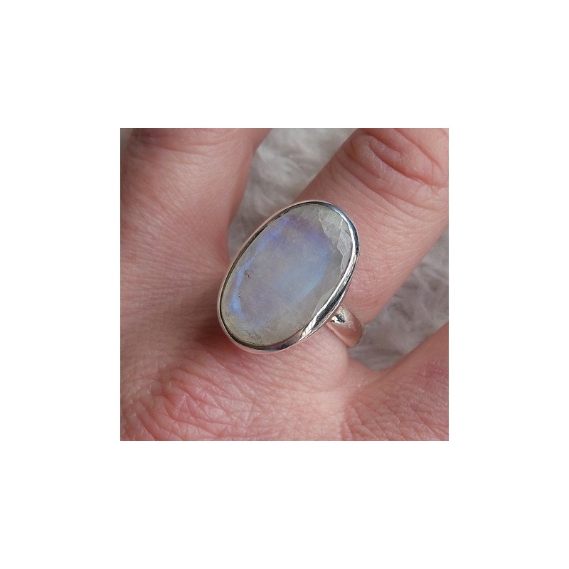 Zilveren ring gezet met ovale facet regenboog Maansteen 18 mm.