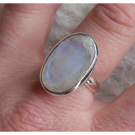 Zilveren ring gezet met ovale facet regenboog Maansteen 18 mm.