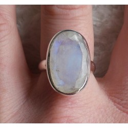 Zilveren ring gezet met ovale facet regenboog Maansteen 18 mm.