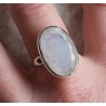Zilveren ring gezet met ovale facet regenboog Maansteen 18 mm.