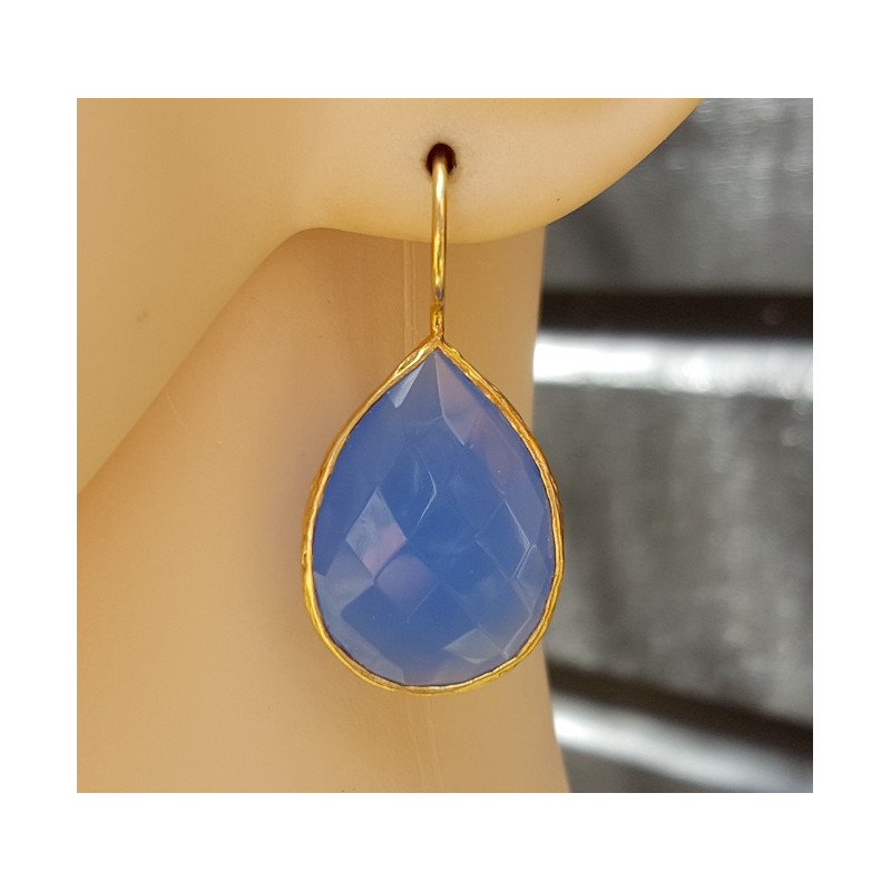 Vergulde oorbellen blauw Chalcedoon gezet in gehamerde setting