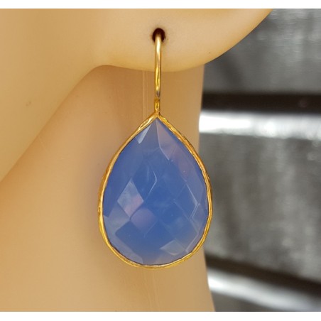 Vergulde oorbellen blauw Chalcedoon gezet in gehamerde setting