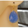 Vergulde oorbellen blauw Chalcedoon gezet in gehamerde setting