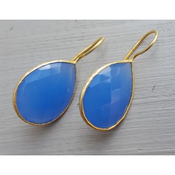 Vergulde oorbellen blauw Chalcedoon gezet in gehamerde setting