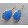 Vergulde oorbellen blauw Chalcedoon gezet in gehamerde setting