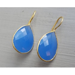 Vergulde oorbellen blauw Chalcedoon gezet in gehamerde setting
