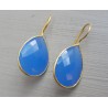 Vergulde oorbellen blauw Chalcedoon gezet in gehamerde setting
