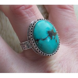 Zilveren ring met Tibetaanse Turkoois en bewerkte setting 19 mm