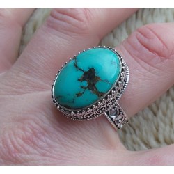 Zilveren ring met Tibetaanse Turkoois en bewerkte setting 19 mm