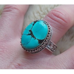 Zilveren ring met Tibetaanse Turkoois en bewerkte setting 17.5 m