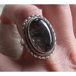 Zilveren ring gezet met Toermalijnkwarts en bewerkte kop 17.5 mm