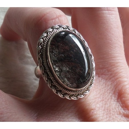 Zilveren ring gezet met Toermalijnkwarts en bewerkte kop 17.5 mm