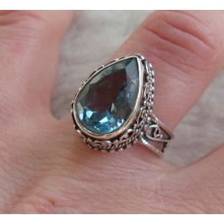 Zilveren ring druppelvorm blauw Topaas bewerkte setting 16.5 mm