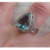 Zilveren ring druppelvorm blauw Topaas bewerkte setting 16.5 mm