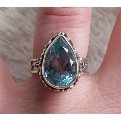 Zilveren ring druppelvorm blauw Topaas bewerkte setting 16.5 mm