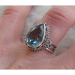 Zilveren ring druppelvorm blauw Topaas bewerkte setting 16.5 mm