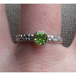 Zilveren ring gezet met ronde Peridot maat 18 mm