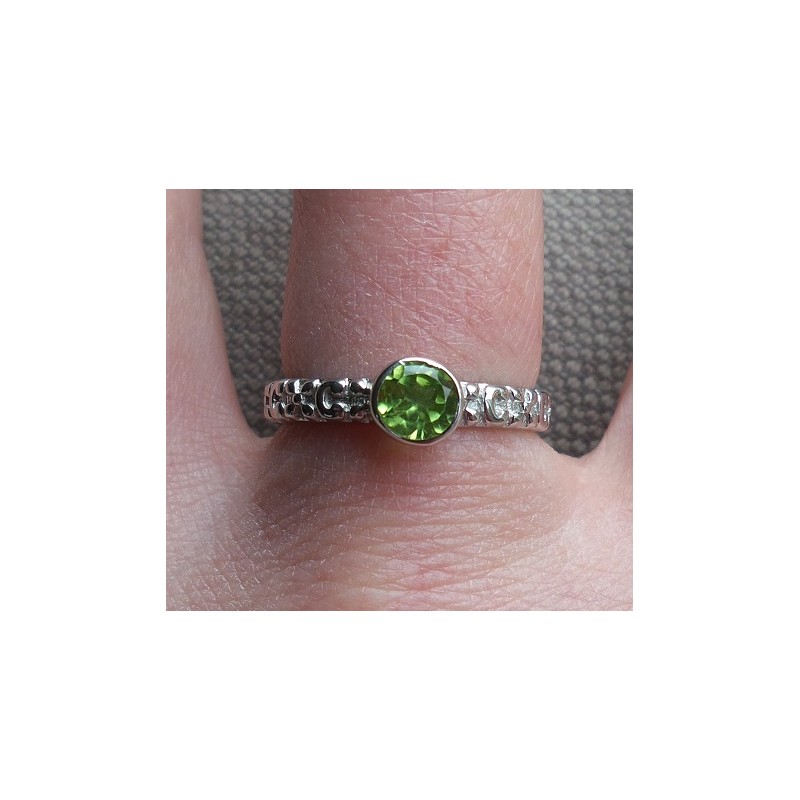 Zilveren ring gezet met ronde Peridot maat 18 mm