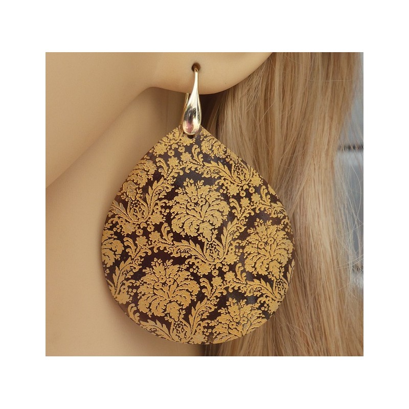 Oorbellen met grote floral bewerkte Blacklip schelp