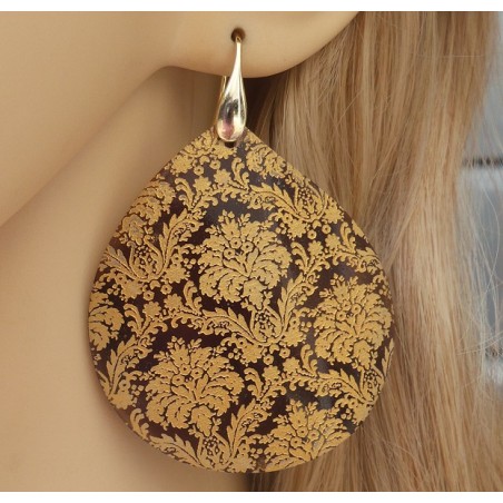 Oorbellen met grote floral bewerkte Blacklip schelp