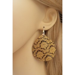 Oorbellen met grote floral bewerkte Blacklip schelp