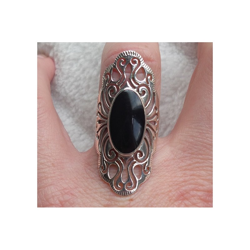 Zilveren ring met ovale Onyx open bewerkte kop 16.5 mm