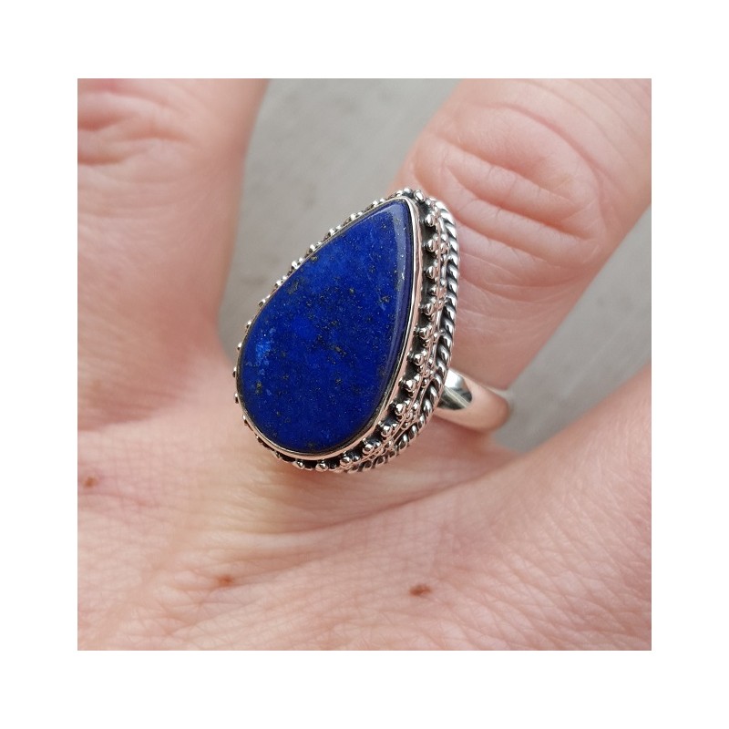 Zilveren ring gezet met Lapis Lazuli en bewerkte kop 17 mm