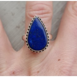 Zilveren ring gezet met Lapis Lazuli en bewerkte kop 17 mm
