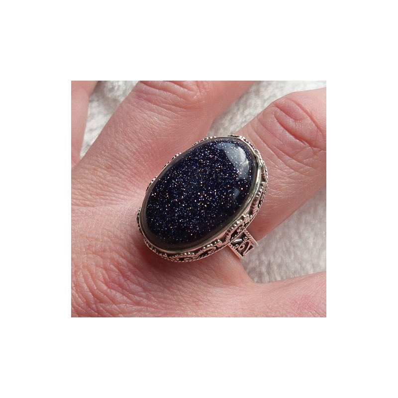 Zilveren ring met ovale blauwe Goudsteen bewerkte setting 18 mm.