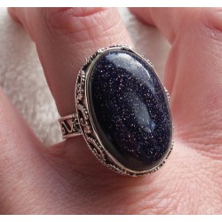 Zilveren ring met ovale blauwe Goudsteen bewerkte setting 18 mm.